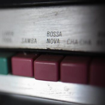 Tasteb eines Plattenspielers, beschriftet mit Bossa Nova
