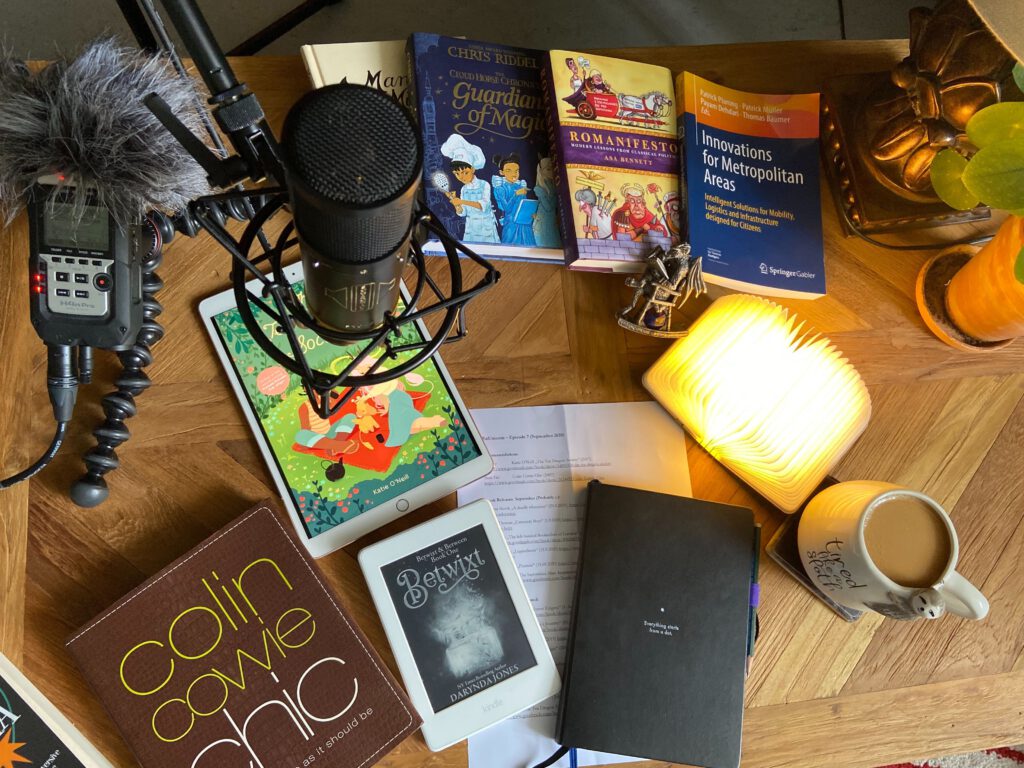 Tisch bit Büchern, darüber ein Mikrofon