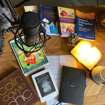 Tisch bit Büchern, darüber ein Mikrofon