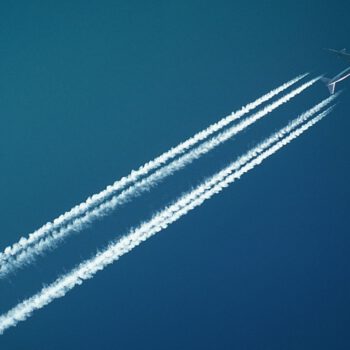 Flugzeug am Himmel