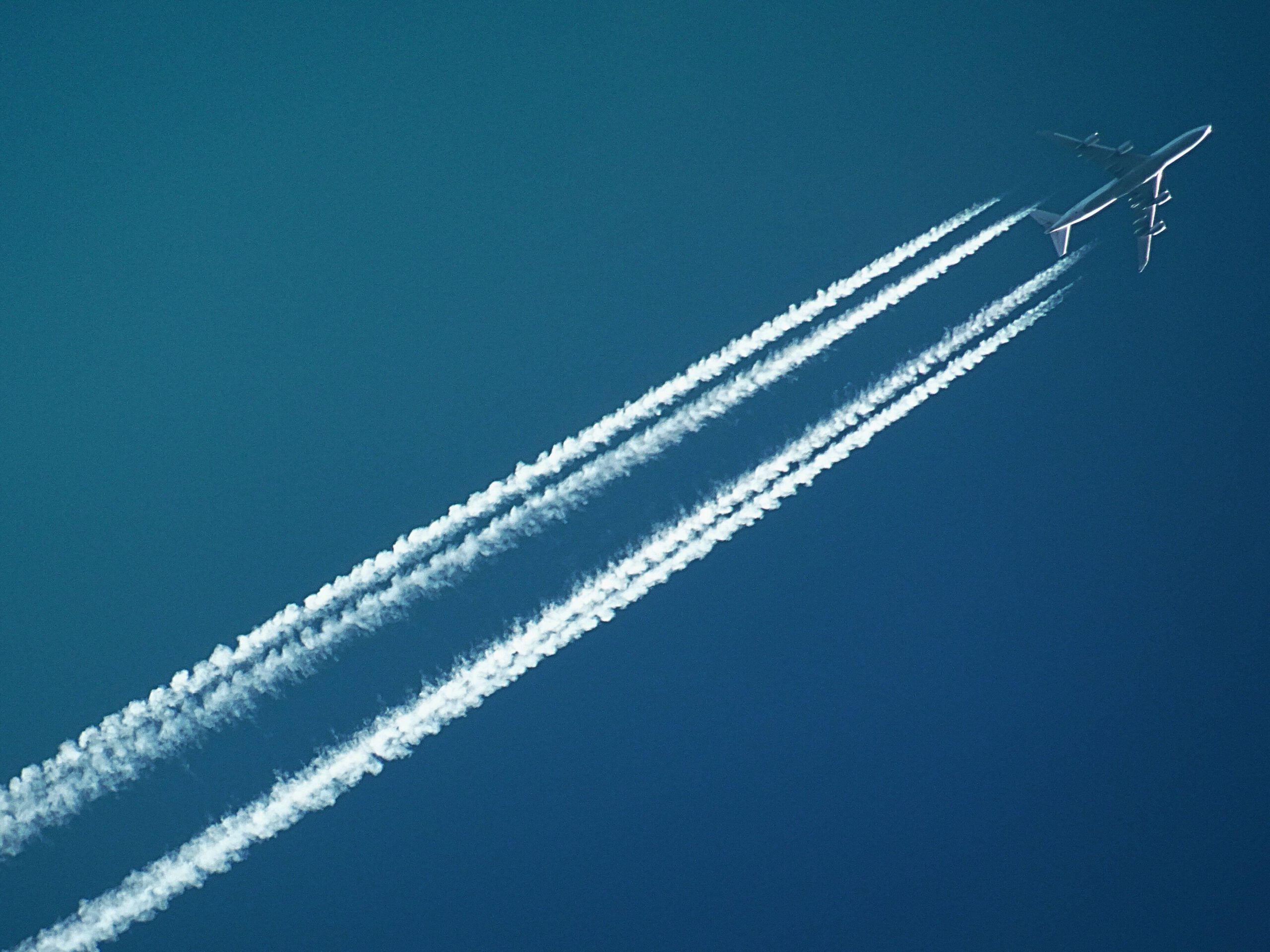 Flugzeug am Himmel