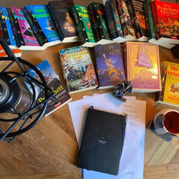 Bücher auf einem Tisch mit Mikrofon