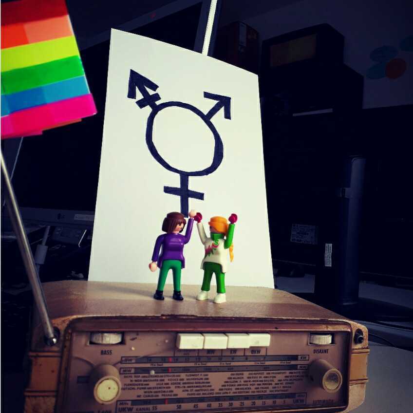 Radio mit Regenbogenfahne