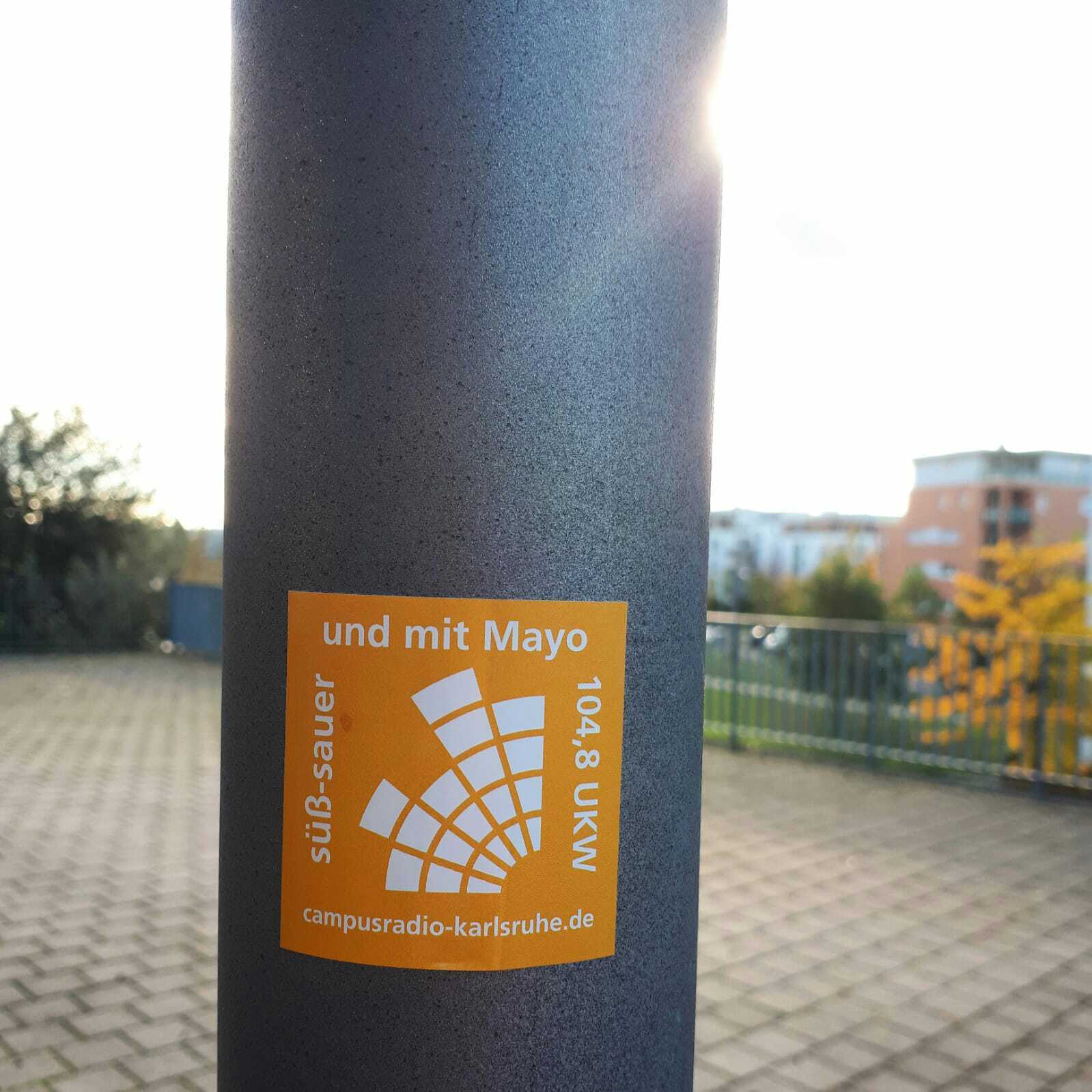 Aufkleber Campusradio auf Laternenmast