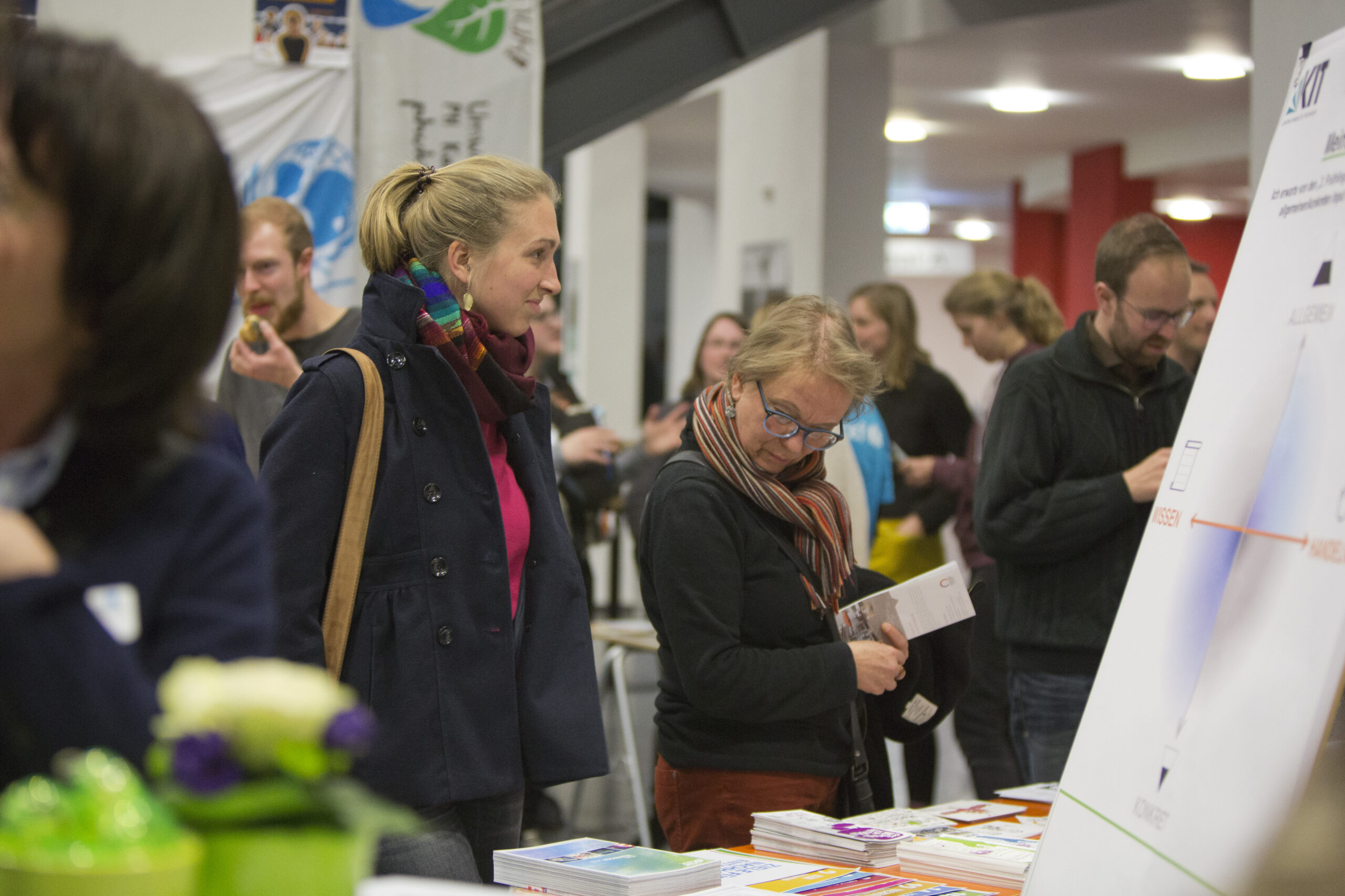 Frauen an einem Informationsstand