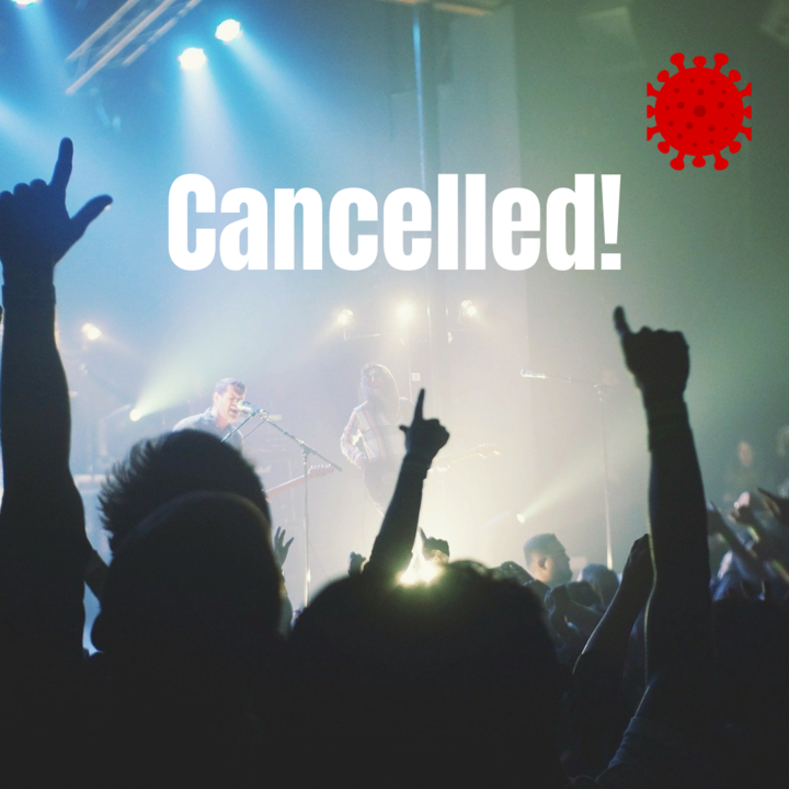 Menge bei Konzert mit Schriftzug "Cancelled!"