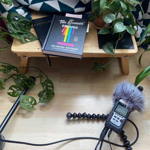 Mikrofon, Buch und Grünpflanzen