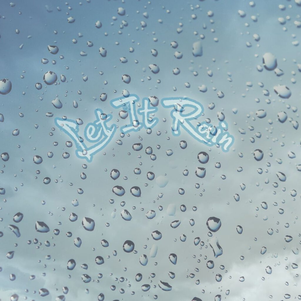 Schriftzug "Let It Rain" an einer verregneten Fensterscheibe mit Blick auf Regenwolken