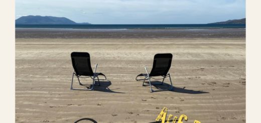Zwei Liegestühle am Strand